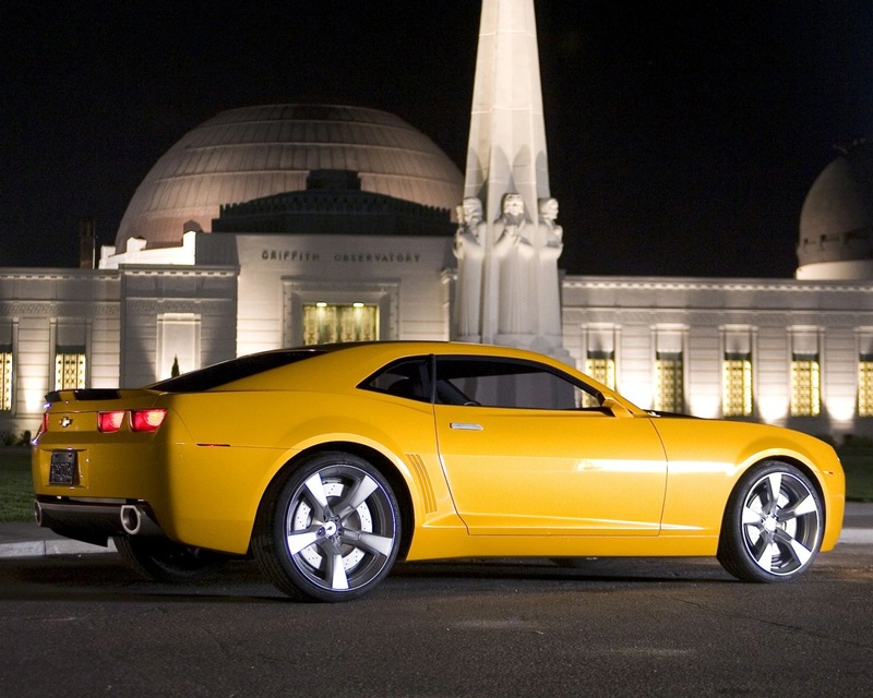 http://images.caradisiac.com/images/0/0/7/2/20072/S0-Chevrolet-Camaro-Bumblebee-et-Peterbilt-379-Optimus-Prime-85866.jpg