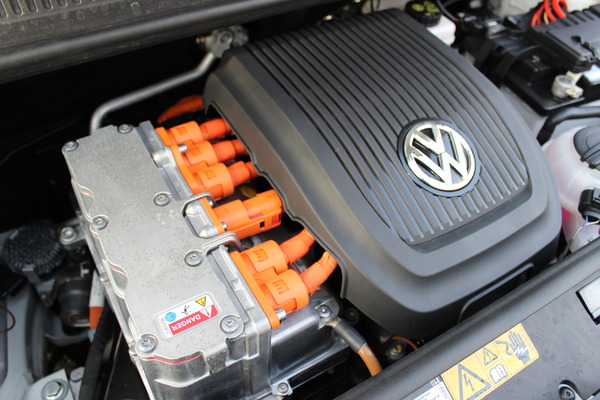 http://images.caradisiac.com/images/1/2/1/6/91216/S7-Prise-en-mains-Volkswagen-e-up-que-vaut-la-premiere-electrique-de-Wolfsburg-310007.jpg S7-Prise-en-mains-Volkswagen-e-up-que-vaut-la-premiere-electrique-de-Wolfsburg-310007