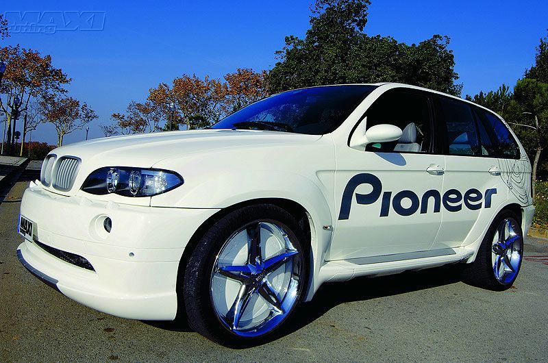 http://images.caradisiac.com/images/1/7/1/5/21715/S0-BMW-X5-Pioneer-Discutable-93030.jpg