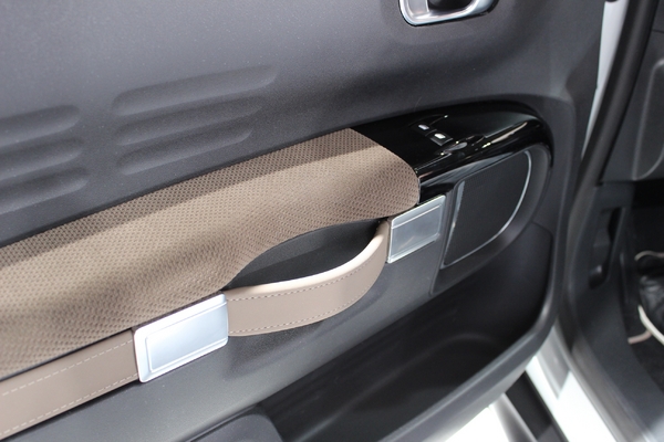 S7-Premiere-mondiale-Caradisiac-a-bord-de-la-Citroen-C4-Cactus-les-photos-et-toutes-les-infos-312672.jpg