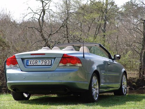 Volvo C70 : elle fait fondre la glace !
