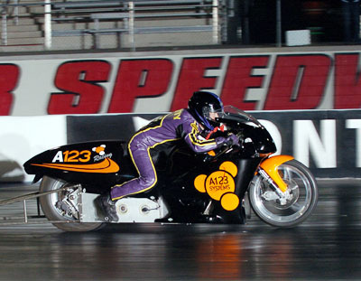 http://images.caradisiac.com/images/2/5/1/7/2517/S7-Un-autre-record-pour-le-dragster-electrique-Killacycle-967.jpg