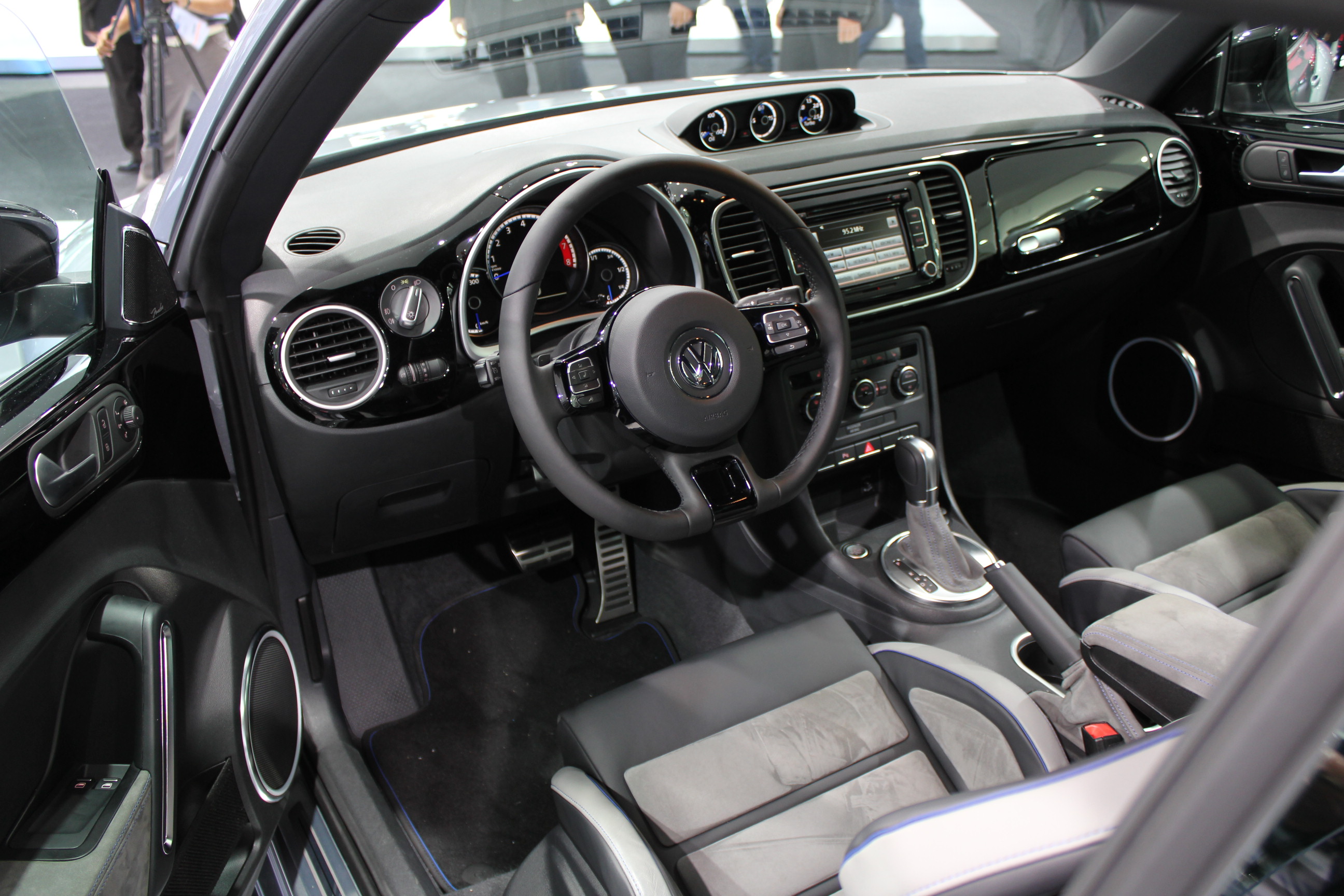http://images.caradisiac.com/images/2/5/2/1/72521/S0-En-direct-du-salon-de-Francfort-2011-VW-Beetle-R-Concept-la-Coccinelle-montre-les-dents-238307.jpg