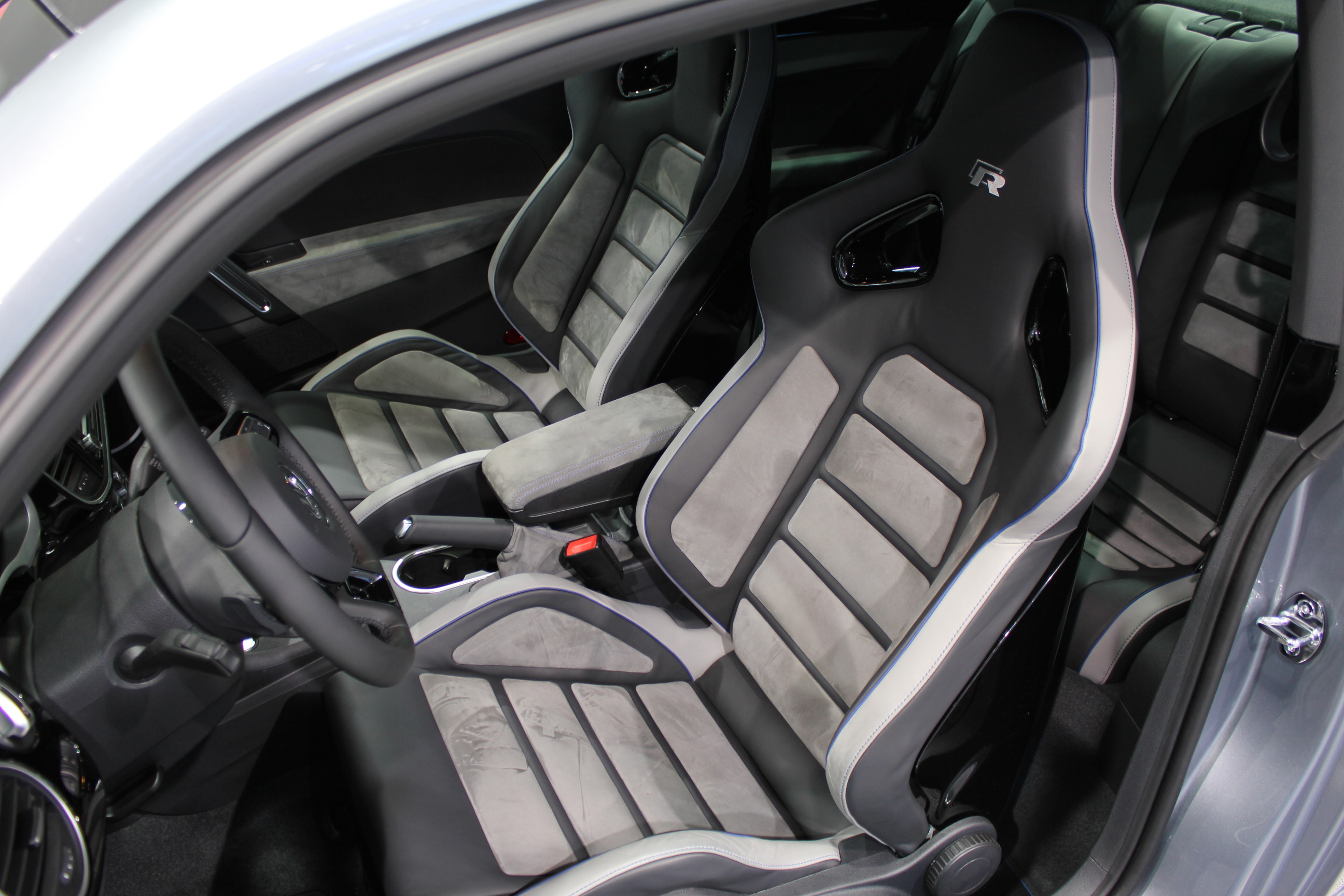 http://images.caradisiac.com/images/2/5/2/1/72521/S0-En-direct-du-salon-de-Francfort-2011-VW-Beetle-R-Concept-la-Coccinelle-montre-les-dents-238308.jpg