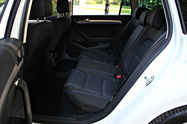 http://images.caradisiac.com/images/3/7/2/8/103728/S7-Essai-Volkswagen-Passat-GTE-mieux-qu-une-TDI-358268.jpg