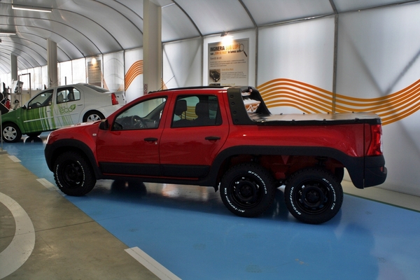 S7-Le-Mercedes-G63-AMG-6x6-trop-ringard-Optez-donc-pour-le-Dacia-Dustruck-322170.jpg