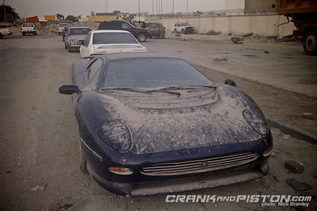 http://images.caradisiac.com/images/5/4/5/8/55458/S0-Surrealiste-une-Jaguar-XJ220-abandonnee-dans-le-sable-du-Qatar-176225.jpg