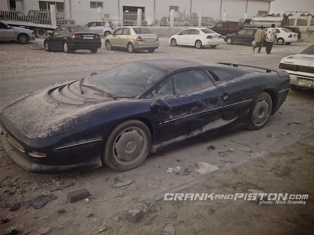 S0-Surrealiste-une-Jaguar-XJ220-abandonnee-dans-le-sable-du-Qatar-176226.jpg