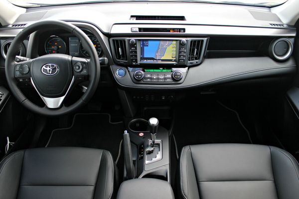 http://images.caradisiac.com/images/6/2/9/1/106291/S7-Toyota-Rav4-restyle-en-avant-premiere-les-photos-de-l-essai-369591.jpg