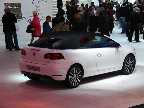 VW Golf 6 Cab S7-En-direct-de-Geneve-La-Volkswagen-Golf-Cabriolet-decapote-plus-vite-que-son-ombre-215193