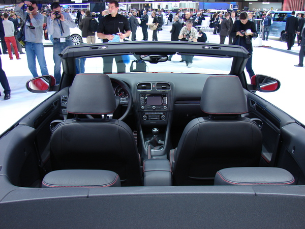 VW Golf 6 Cab S7-En-direct-de-Geneve-La-Volkswagen-Golf-Cabriolet-decapote-plus-vite-que-son-ombre-215204