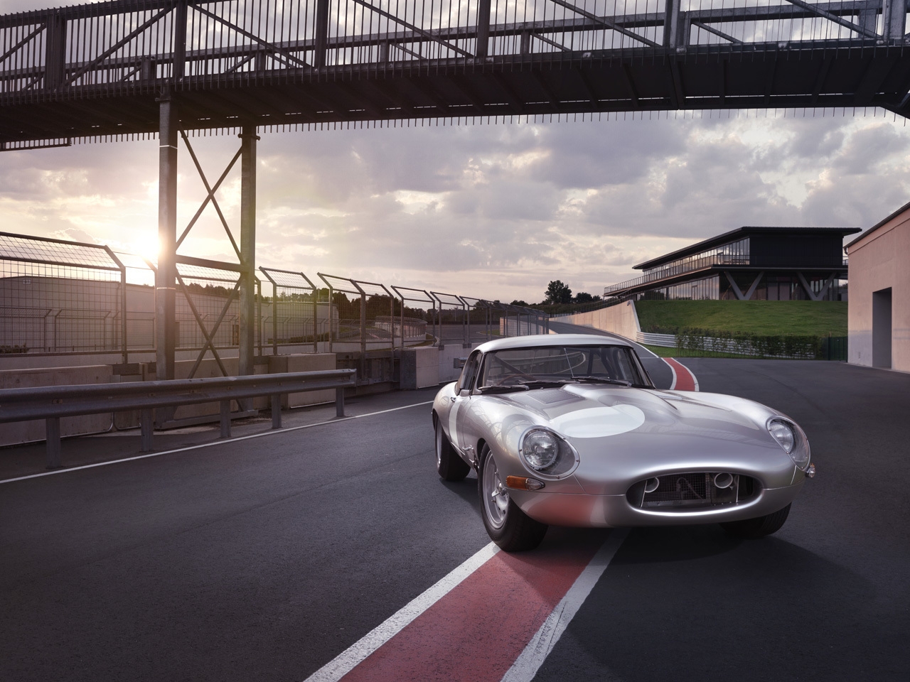 http://images.caradisiac.com/images/6/6/3/5/96635/S0-Jaguar-devoile-sa-nouvelle-Type-E-Lightweight-328234.jpg