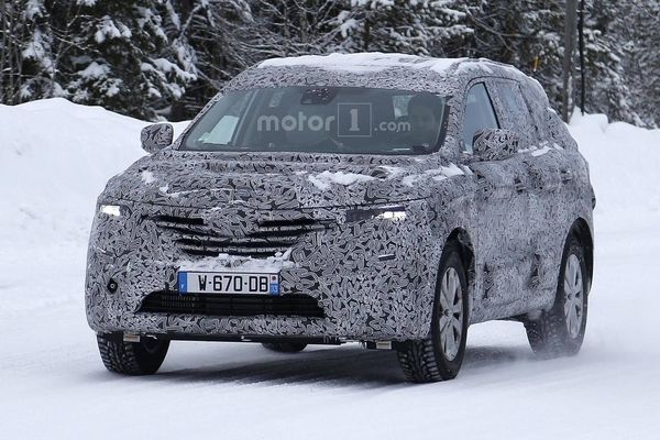 S7-scoop-le-futur-suv-renault-7-places-se-promene-371535.jpg