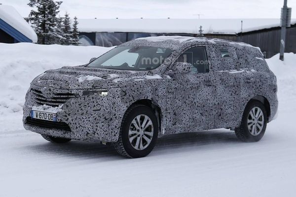 S7-scoop-le-futur-suv-renault-7-places-se-promene-371537.jpg