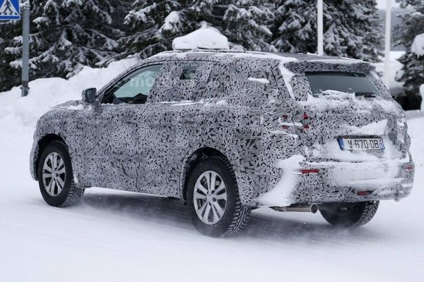 S7-scoop-le-futur-suv-renault-7-places-se-promene-371542.jpg
