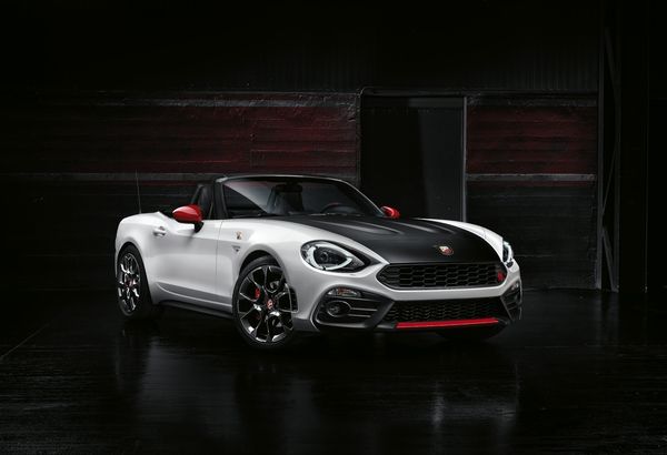 http://images.caradisiac.com/images/7/0/8/6/107086/S7-abarth-devoile-la-124-spider-373111.jpg