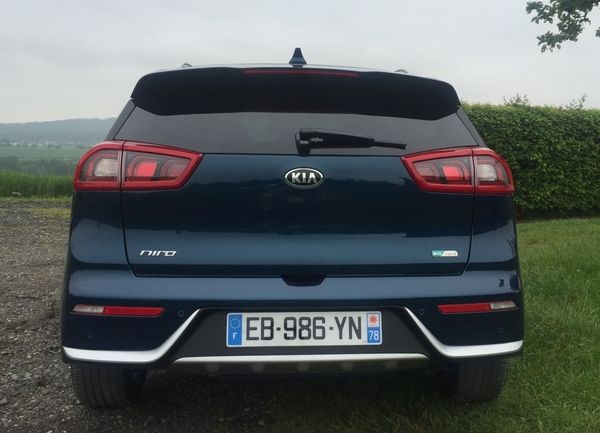 http://images.caradisiac.com/images/8/2/8/6/108286/S7-essai-video-kia-niro-le-crossover-qui-passe-au-vert-379498.jpg