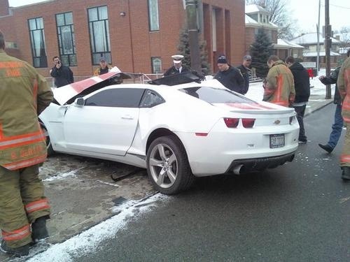 http://images.caradisiac.com/images/8/4/6/3/38463/S7-Incroyable-crash-d-une-Chevrolet-Camaro-coupee-en-deux-par-un-poteau-le-conducteur-est-indemne-154832.jpg