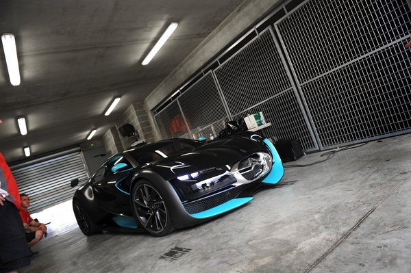 http://images.caradisiac.com/images/8/8/4/0/58840/S7-La-Citroen-Survolt-en-piste-le-plein-de-photos-187125.jpg
