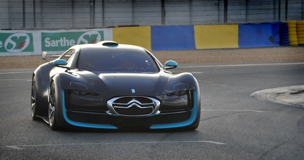http://images.caradisiac.com/images/8/8/4/0/58840/S7-La-Citroen-Survolt-en-piste-le-plein-de-photos-187138.jpg