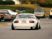 Une Mazda MX5 .... curieuse !