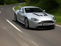 Futures Aston Martin CC100 et Rapide hybride