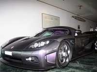 Une Koenigsegg CCX en finition carbone et intérieur violet