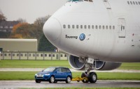 Oh, un Touareg qui tire un Boeing 747 !? [+ vidéo]