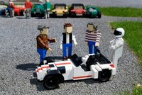 Une Caterham R500 en Lego avec un Stig, un Clarkson, un Hammond et un May