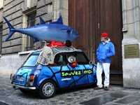 Greenpeace et la « thonmobile » bloquent le ministère de l'Agriculture et de la Pêche