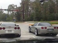 [vidéo] Dumb et Dumber se défient en Corvette, que pensez-vous qu'il arrive ?