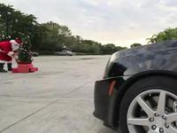 Le Père Noël abandonne sa Jaguar  pour une Cadillac CTS-V