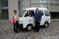 Des personnes âgées en camionnette électrique !