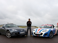 Les essais de Soheil Ayari : Mazda MX5 vs Mazda MX5 Open Race