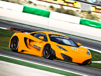 (Vidéo) Lewis Hamilton teste la McLaren MP4-12C GT3. Et c'est génial!