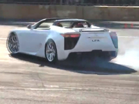 Surprise : une Lexus LFA Roadster drifte à Tokyo