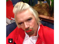(vidéo) Richard Branson se travestit en hôtesse de l'air