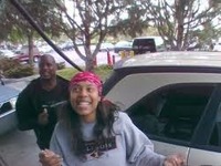 Vidéo : un karaoké improvisé leur fait gagner un plein gratuit !