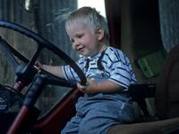 A 10 ans, il rate le bus de l'école et prend la voiture de son père. 