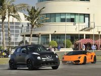 Nissan Juke-R face à des supercars à Dubaï