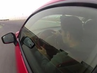 Le journaliste automobile anglais Chris Harris teste la Toyota GT86