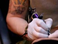 Un allemand gagne une Mini en se faisant un tatouage là où ça fait mal !