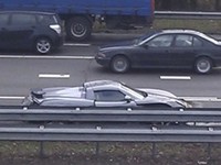 Il crashe la Porsche Carrera GT de son père
