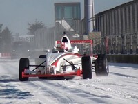 Un tour du Nürburgring sur la neige et en monoplace
