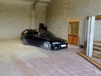 [Vidéo] Drift à la lituanienne, son petit garage lui suffit