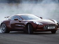 [vidéo] L'Aston Martin One-77 grille du pneu