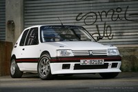 Non la 205 GTi n'est pas morte...