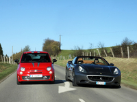 Abarth 695 Tributo Ferrari - Ferrari California : 2 visions différentes du charme italien