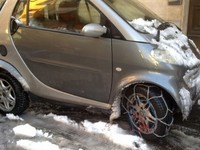 Insolite : une Smart équipée de chaînes à neige, mais pas sur les bonnes roues