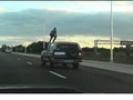 [Vidéo] Il lâche le volant pour surfer sur le toit de sa voiture sur l'autoroute